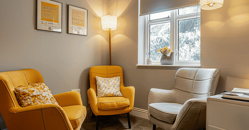 Therapist and family in discussion in a warm consultation room, representing the selection of the right ABA provider.